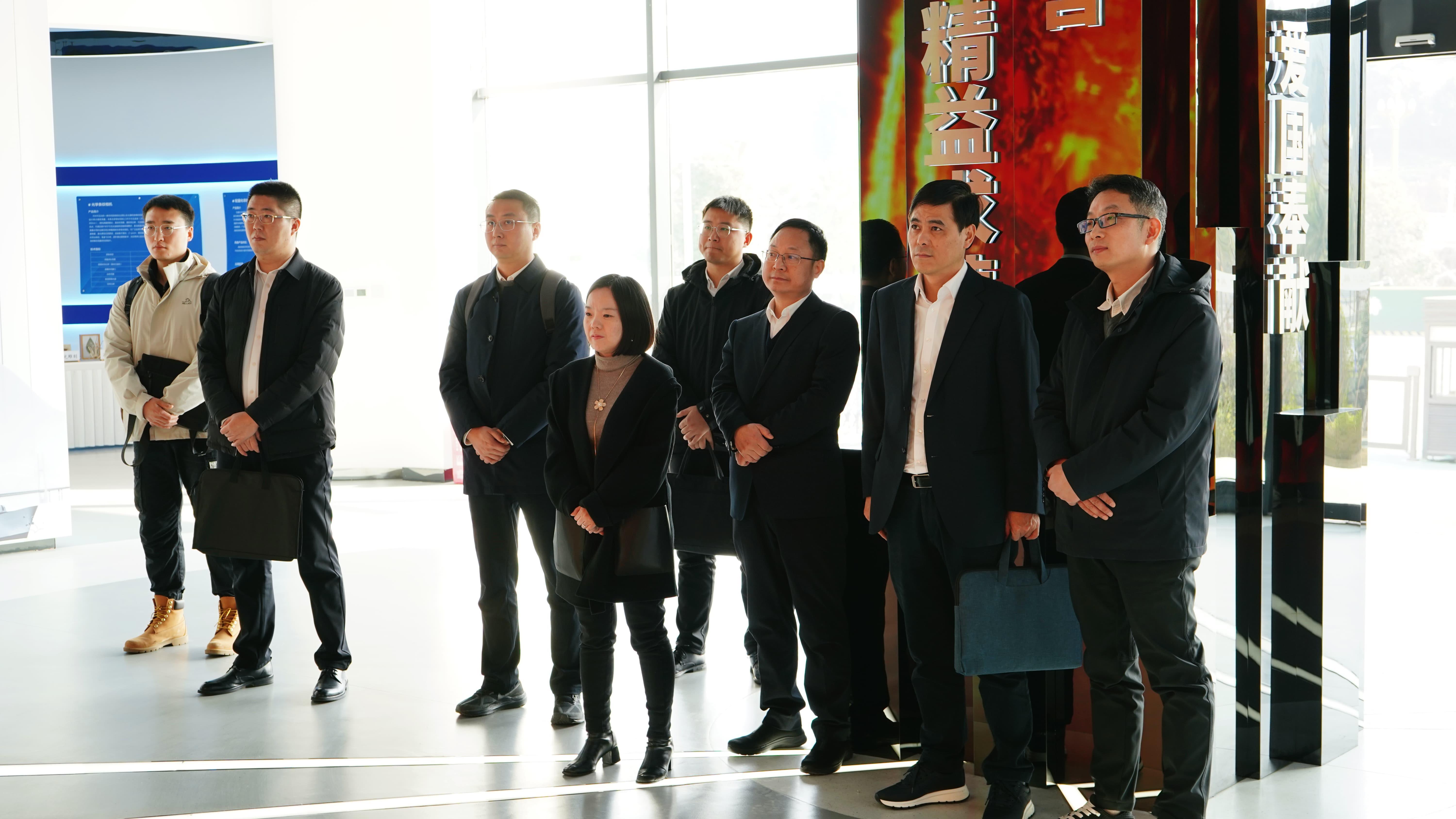 四川振兴产业基金集团赴绵阳科技城光子技术研究院调研交流